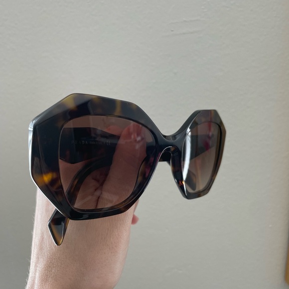 Prada Sunglasses- pristine condition - Picture 8 of 8